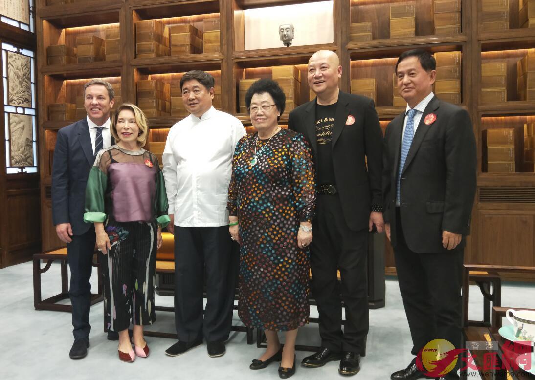 陈丽华|看了陈丽华年轻时的照片，终于知道是哪里吸引了“唐僧”迟重瑞