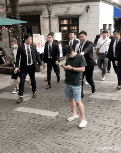 张国立|张国立拍戏封路起冲突，那一刻，副导演双手叉腰的样子让人心寒