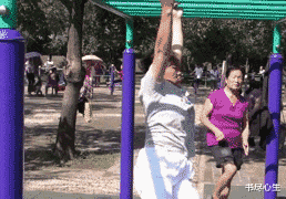 书尽心生|搞笑GIF：这娃娃太厉害了，上一秒还那么精神，下一秒说睡就睡！