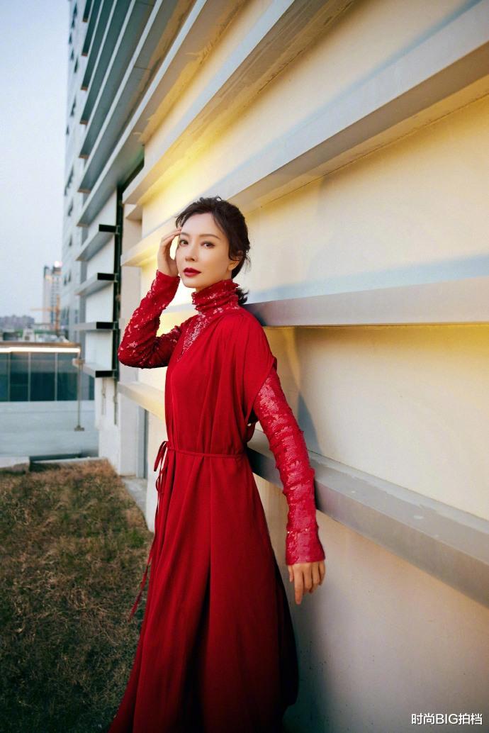 女人味|43岁陈数太有女人味，扎马尾配“红裙”惊艳又温柔，奔五更洋气！