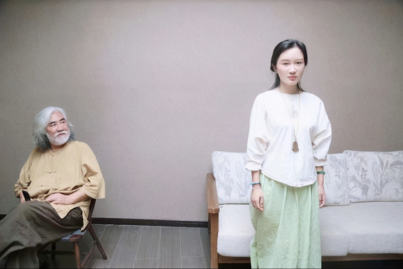 全球时尚号|69岁的张纪中和娇妻亮相，夫妻俩牵手跳华尔兹，杜星霖的旗袍出彩