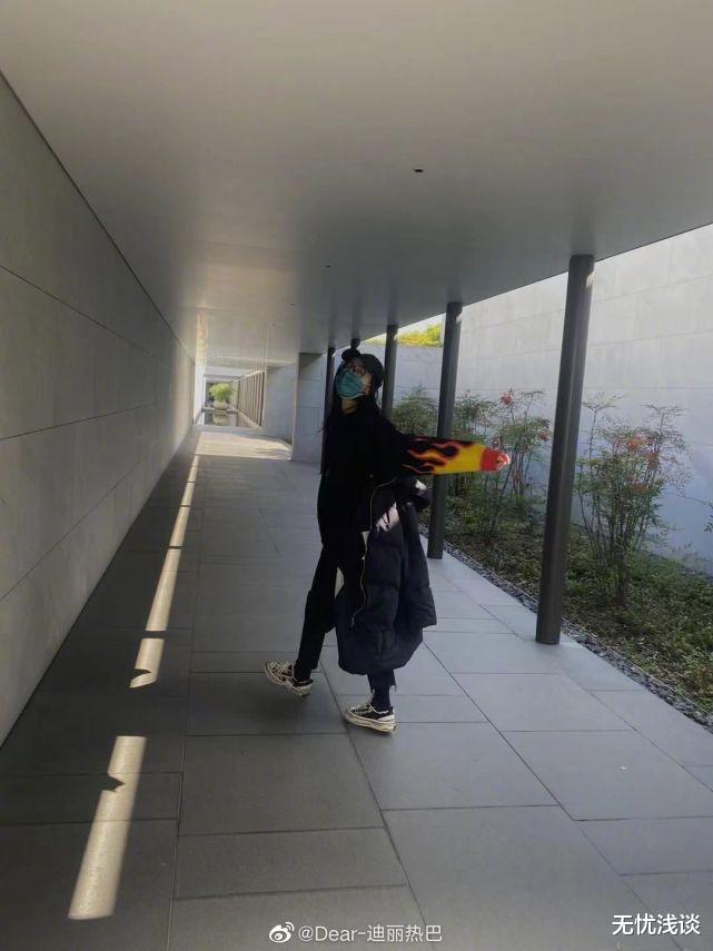 迪丽热巴|迪丽热巴“火焰T”被发现与《鬼灭之刃》“大哥”撞款