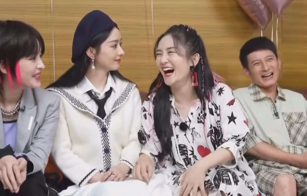 百艾堂|谢娜复出让何炅当司机迎接，除开显露友情，穿搭还曝光了精心布局
