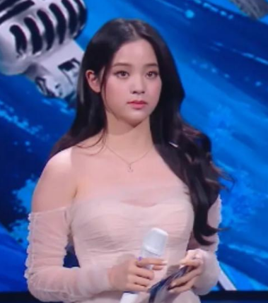 欧阳娜娜|欧阳娜娜又翻车？非穿露肩裙，看清无精修模样：说150斤我都信