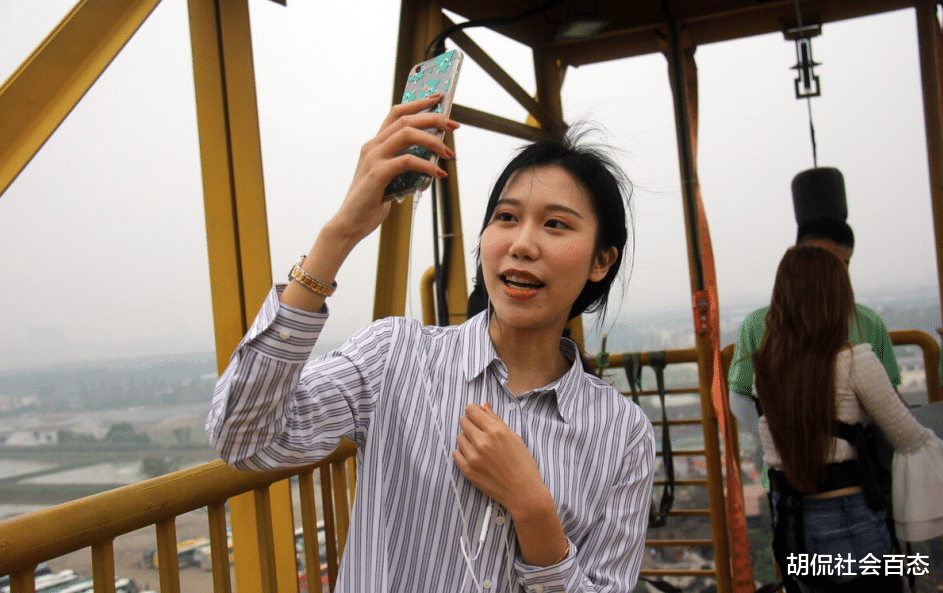 大爷过个马路居然成了女网红的暧昧对象?大爷:老伴要跟我离婚呢