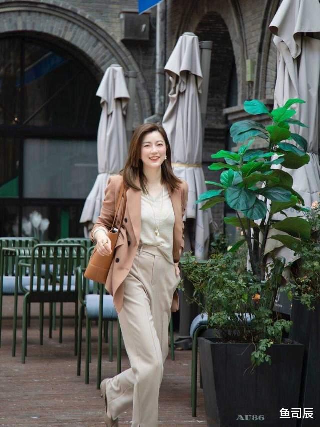 鱼司辰|女生不管高矮都可以这样穿，针织衫毛衣搭配牛仔裤，耐看又时髦