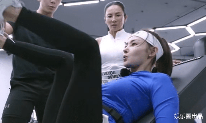 张天爱|张天爱晒起床自拍照，打马赛克被吐槽，网友：有什么好遮的