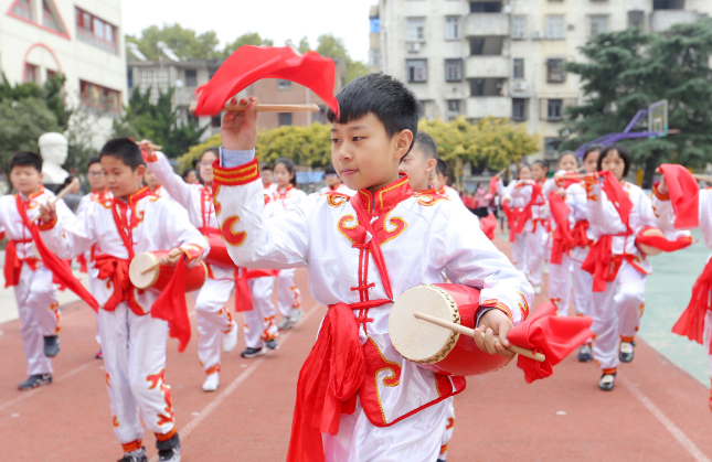 作文|小学生作文《我只穿耐克鞋》火了，价值观堪忧，网友批评太虚荣