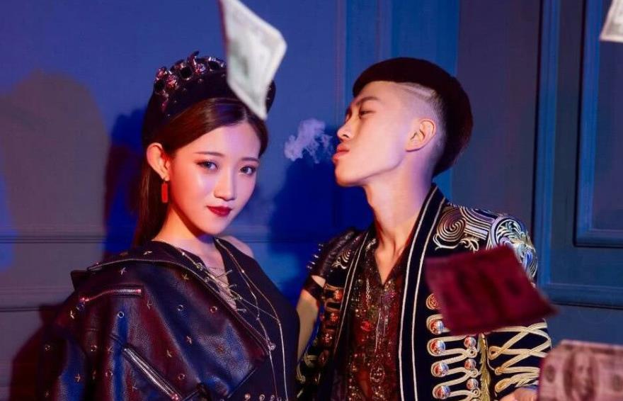 小伊伊|浩南当众嘲讽小伊伊夫妇，隔空喊话“还礼钱”，圈内人士纷纷附和