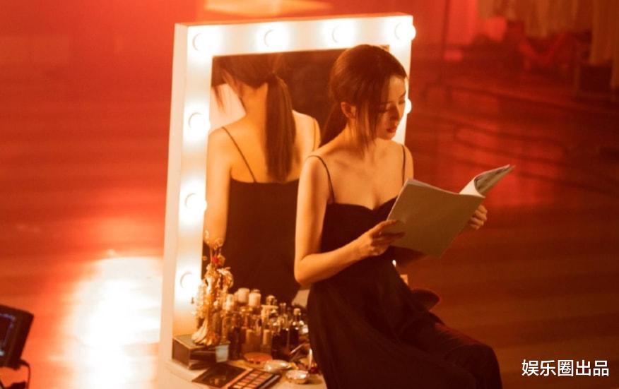 佟丽娅|佟丽娅拍MV真招摇，穿黑色低领装热舞，完美演绎动静之美