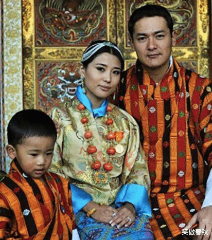 不丹老國王和兒子站一起像兄弟，娶4個親姐妹，生下5朵雪域金花-圖8