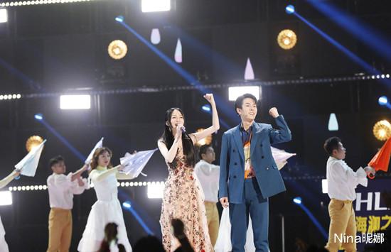 Nina昵娜 张韶涵打卡天台，穿格纹大衣配紧身牛仔裤，罕见石板上狂奔好欢快