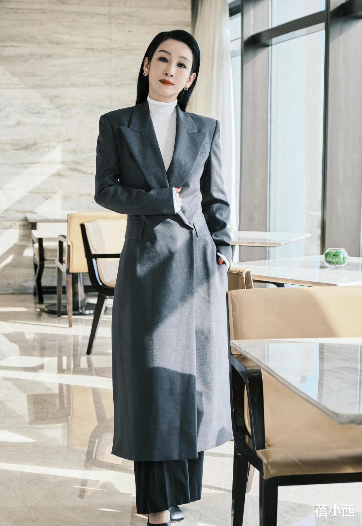 秦海璐|秦海璐穿出了70后阿姨羡慕的高级感！玩转“大衣”搭配，就服她