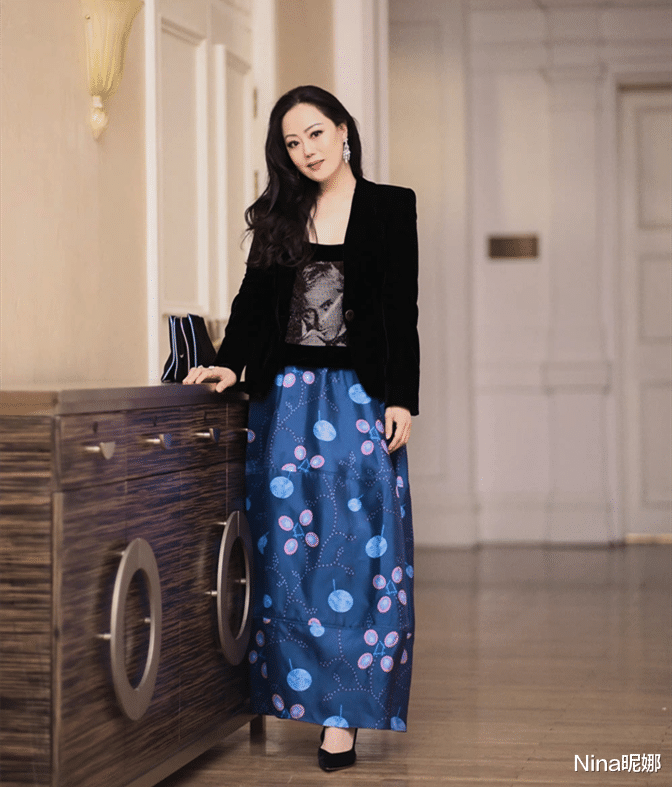 Nina昵娜 58岁章小蕙好奢华!穿西装配半身裙看秀,俩鸽子蛋钻戒让人看羡慕