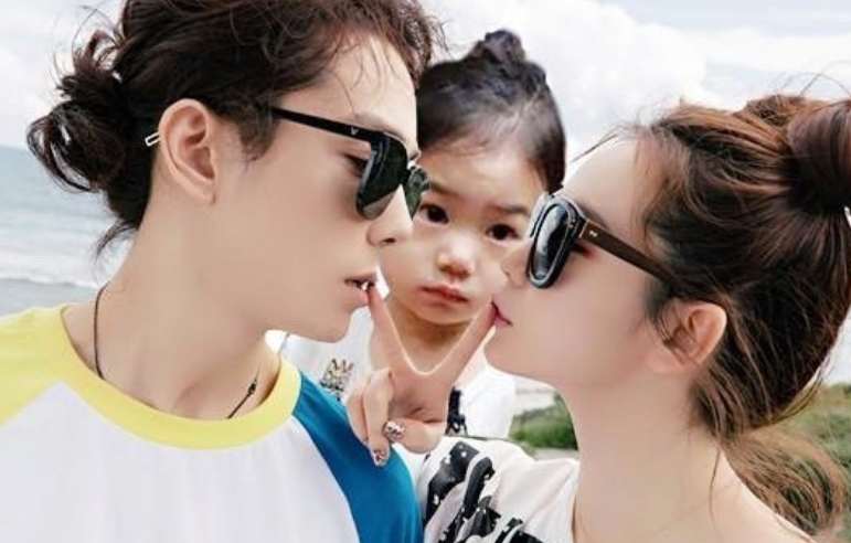 李承铉|李承铉接女儿放学，图中Lucky肤如凝脂自带滤镜，女团腿耀眼夺目