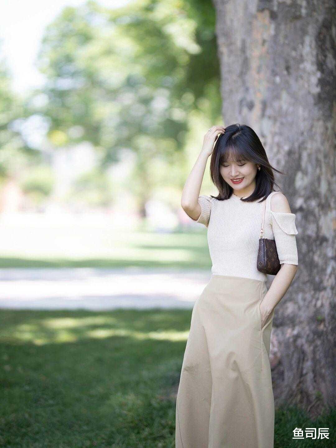 鱼司辰|入秋，小个子适合走气质路线，黑色T恤配白色高腰直筒裤，超洋气