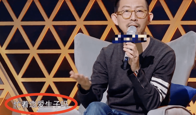 何洁|何洁久违晒娃，三个儿女坐旋转木马，同母异父的三兄妹相处很融洽