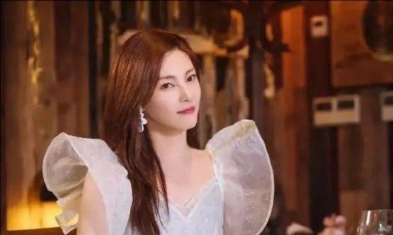 张雨绮|5位做“双眼皮”的明星，白敬亭形象大增，张雨绮因此跟星爷大吵