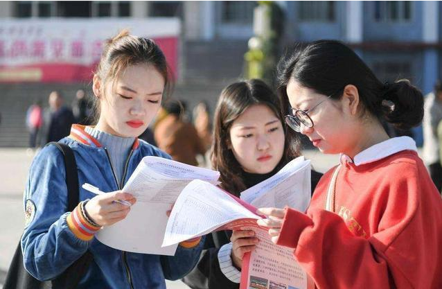 90后|高学历人才大量涌入，师范生被抢饭碗，专业优势已不再吃香