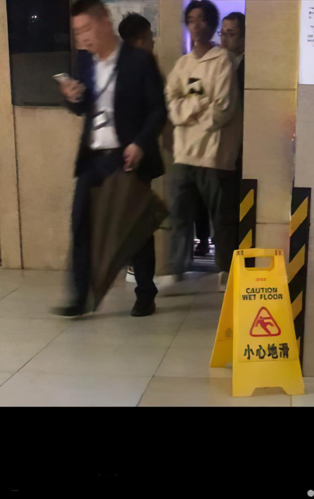 王俊凯|偶遇王俊凯坐地铁，无人陪伴身影落寞，发呆的眼神空洞有点吓人