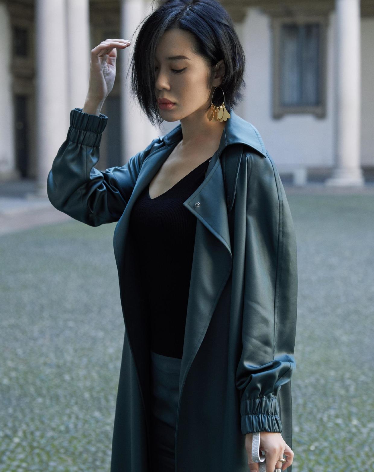 何有强|余男不愧是《战狼》里最酷的，白色上衣搭配长裤亮相，又飒又美