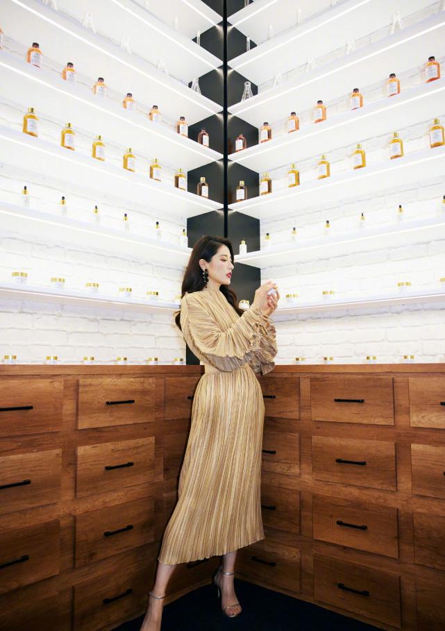 杨幂|曾黎穿金色褶皱裙，微卷发型展现女神气场