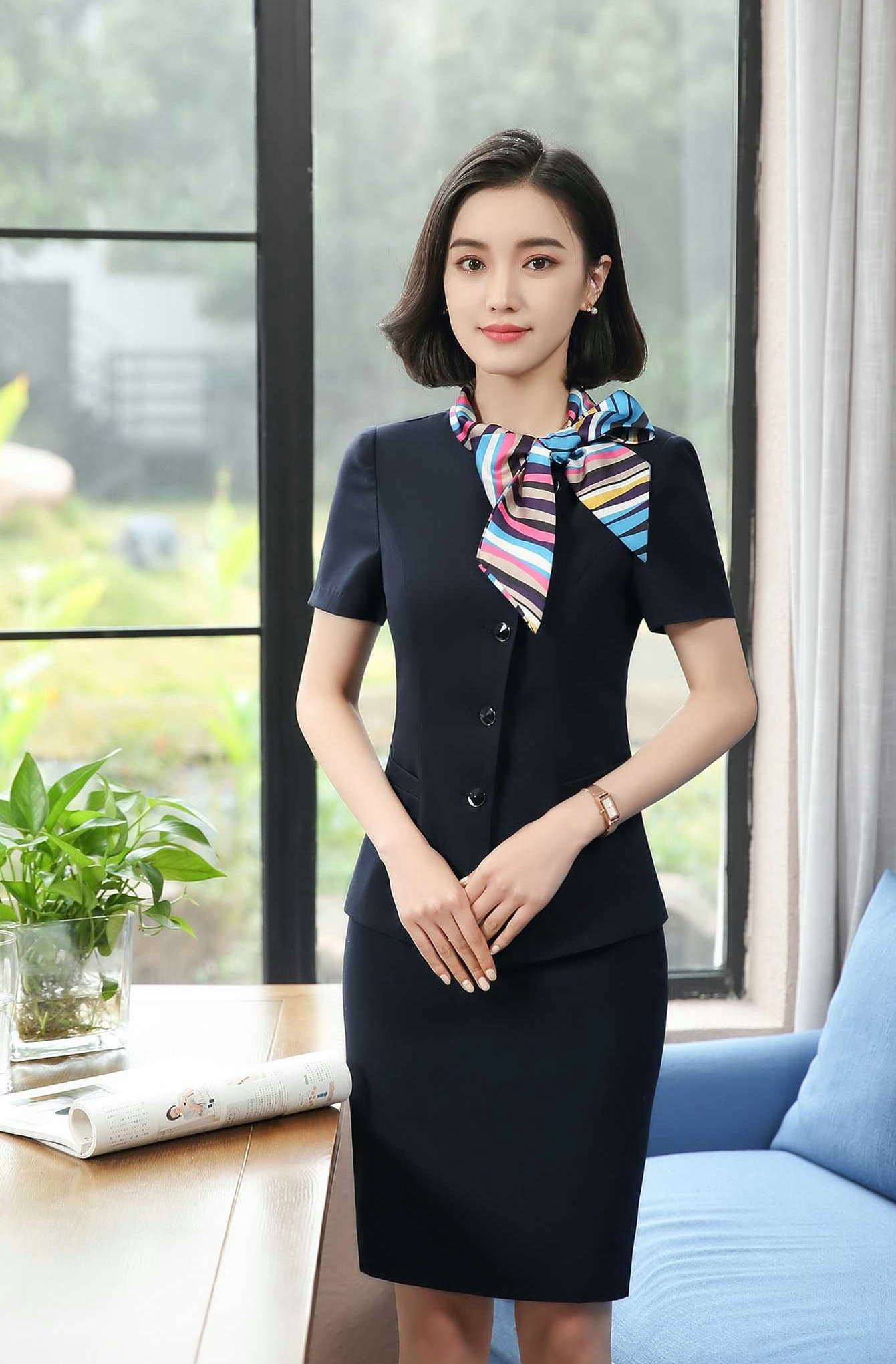 我亦飘零 蓝黑色的套装裙，修身的设计很显简约的时尚，优雅的女人味十足