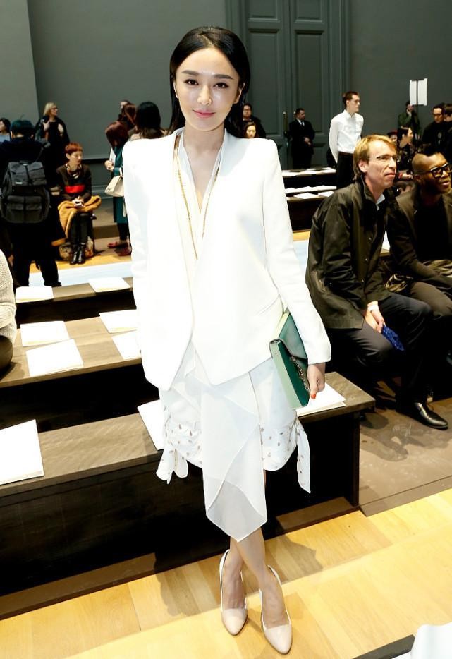 秦岚|秦岚素颜的样子有点憔悴了，私下里穿一身白好纯洁，看着还挺显嫩