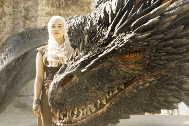 权力的游戏|《权力的游戏》重启腥风血雨，龙妈过“保质期”，缝衣针艳压四方