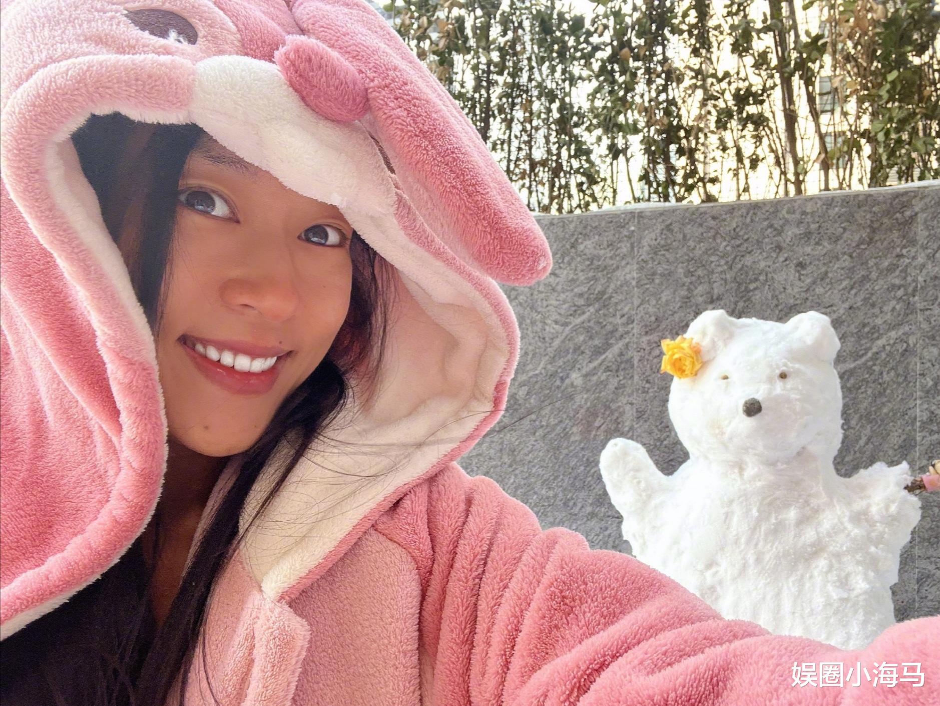 张歆艺|吉克隽逸帮林允做美甲，手臂暴露真实肤色，脱离美白滤镜后是真黑