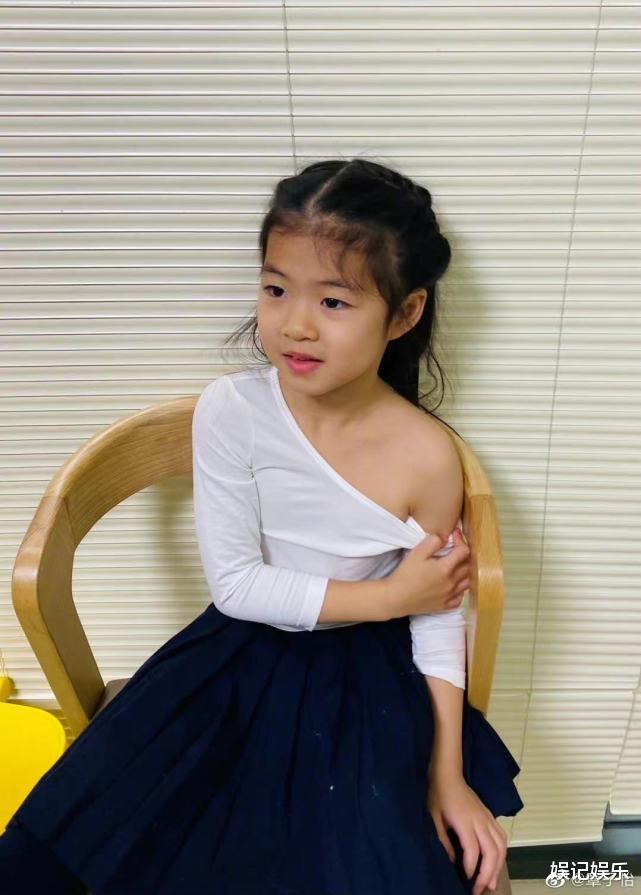 周杰伦|章子怡晒一家四口出游照，醒醒跟弟弟互动可爱，不见小苹果