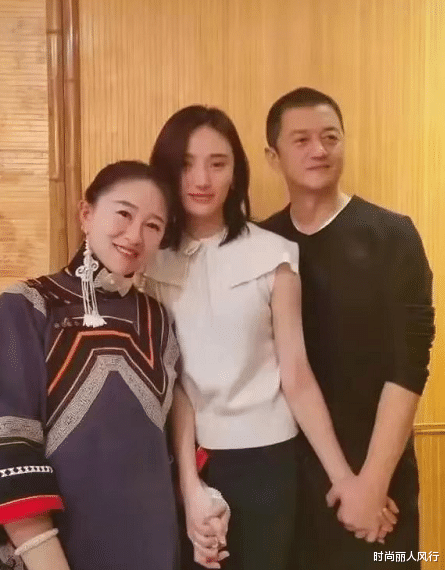 时尚丽人风行|李亚鹏提前过50岁生日！穿搭休闲被美女簇拥，小19岁女友不吃醋？