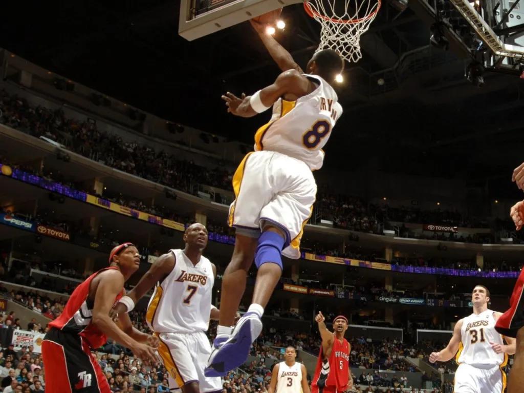 張伯倫|美媒列出了聯(lián)盟歷史上50個(gè)單月場(chǎng)均得分最高的完整列表，現(xiàn)役三人