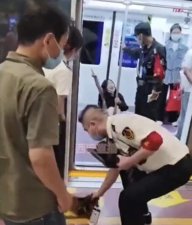 保安 西安地铁中女子遭保安拖拽得衣不蔽体，央视网发声