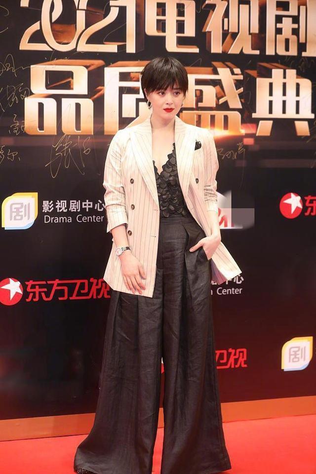 |蒋欣也难逃身材发福,穿西装剪短发走红毯,气质改变不少