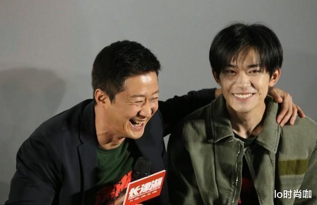 易烊千玺|《长津湖》首映上的易烊千玺，穿工装风满满高级感，笑起来有点甜