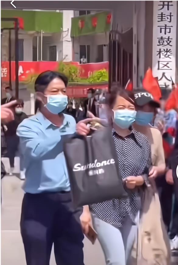 巴渝风景线 郭威与养母杜新枝反目！许敏庭审甩出“王炸”，杜新枝再劫难逃？