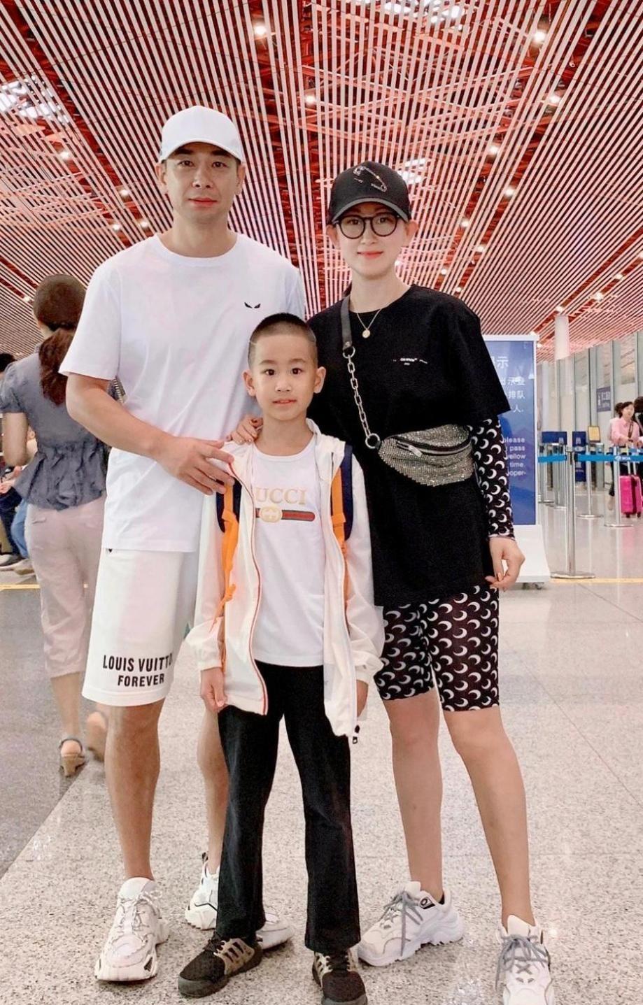 可馨育娃|赵文卓一家子感情挺好,夫妻俩同穿T恤,但张丹露穿得更帅气
