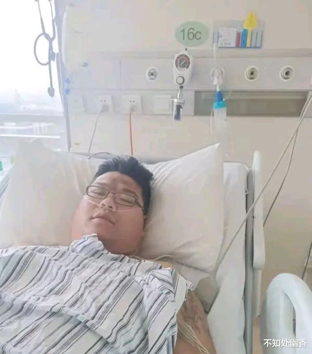不知处幽香 江苏苏州33岁快递小哥突发疾病，凑不齐手术费选择出院后去世