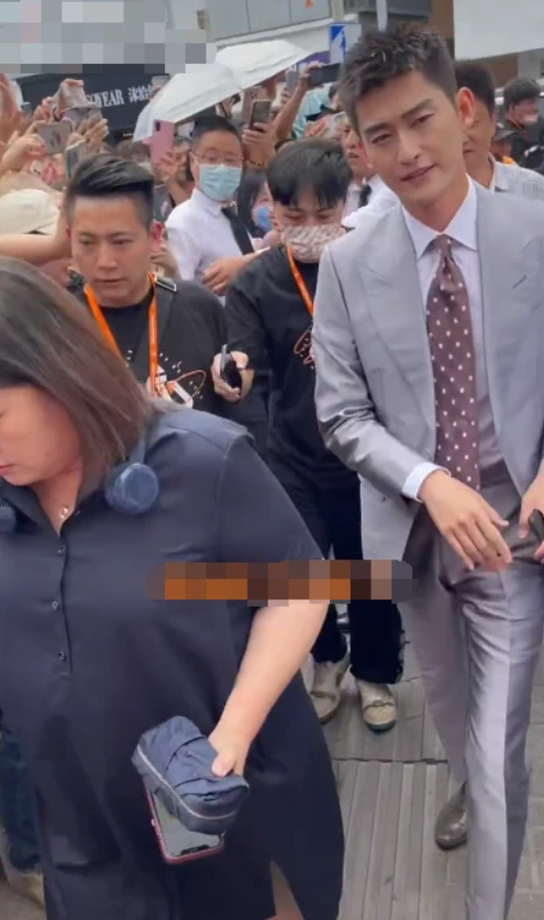 韩剧|张翰烤肉店开业大吉，众明星好友前来捧场，张柏芝穿超短裤现身宛如少女