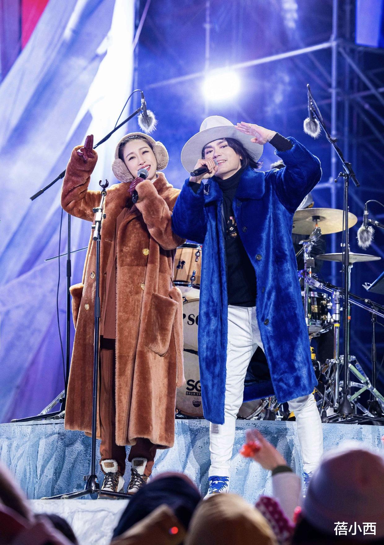 秦海璐|秦海璐穿出了70后阿姨羡慕的高级感！玩转“大衣”搭配，就服她