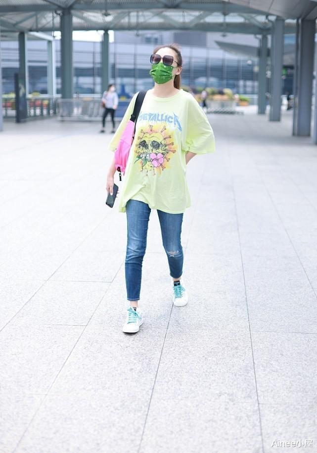 Ainee小屋|陈小春真选对媳妇了，衬衫配打底显三七比身材，当了妈依旧挺辣的