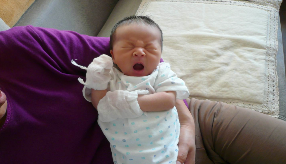 蔷薇妈妈育儿记|经常被抱着和经常躺着的宝宝，谁发育得更健康？差距一目了然