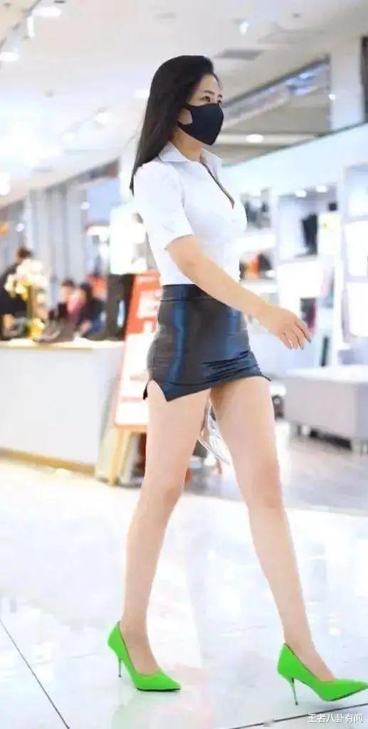 皮裙|白衬衫撞上黑皮裙，不一样的职场风，简单却耐人寻味