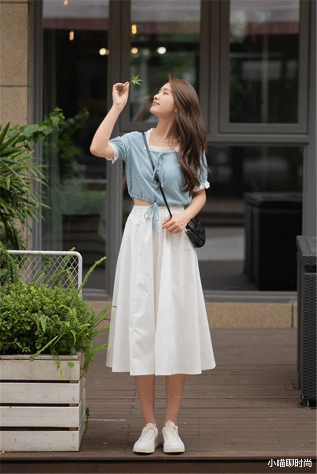 小喵聊时尚|建议小个子女生：夏天的裙子“买长不买短”，穿着舒适还显个高！