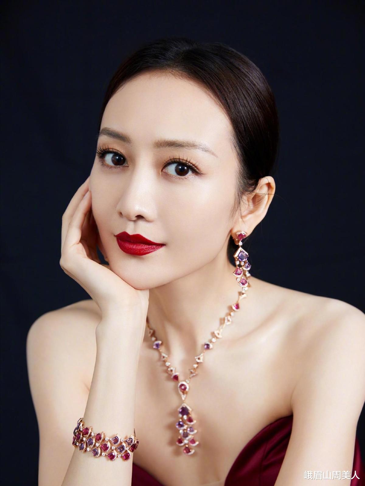 峨眉山周美人|女人适合戴“手镯”还是“手表”?答案在于这三点,戴错很尴尬