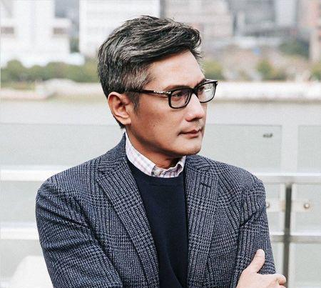 包小柏|包小柏为22岁爱女举办追思会，因悲伤过度未致辞，三兄弟相拥哭泣