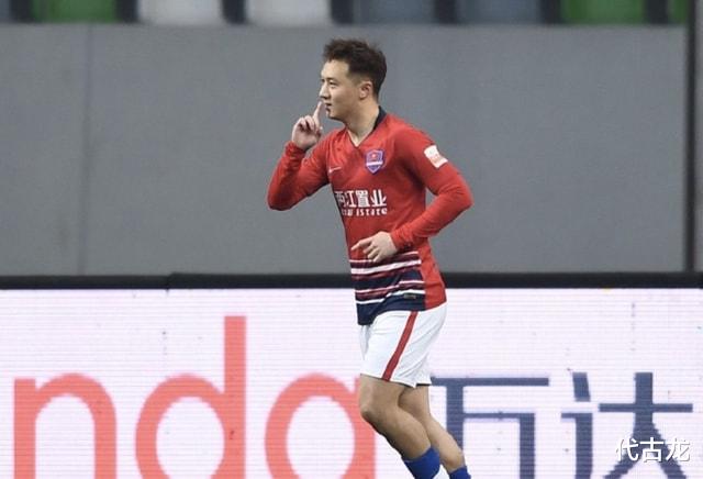 大连|近8轮首胜！重庆队1-0大连人，张外龙跪地庆祝，保级救命3分