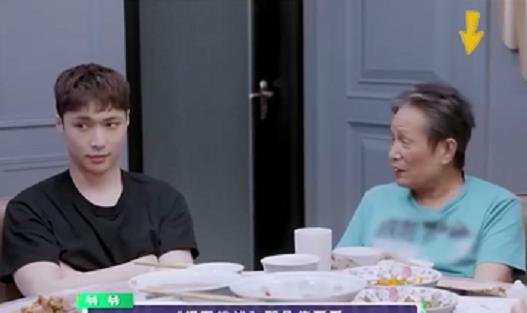 朱晨丽|张艺兴陪爷爷在长沙坐公交,超市买平价衫,追忆外婆和黄渤打电话