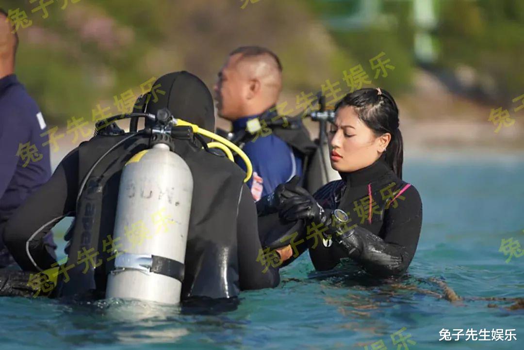 泰國小公主就是不一般，下海教學員潛水，士兵在沙灘跪成瞭一排！-圖4